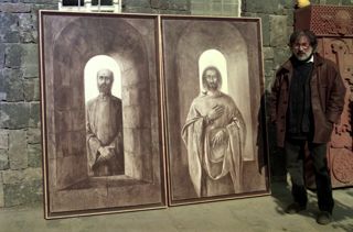 Художник у двух парных работ — «Комитас» (RKh-Art-0344, слева) и «Григор Нарекаци» (RKh-Art-0138, справа) — во дворе Музея Сергея Параджанова, где работы временно хранились после персональной выставки 1988 г. в Доме художников Еревана.